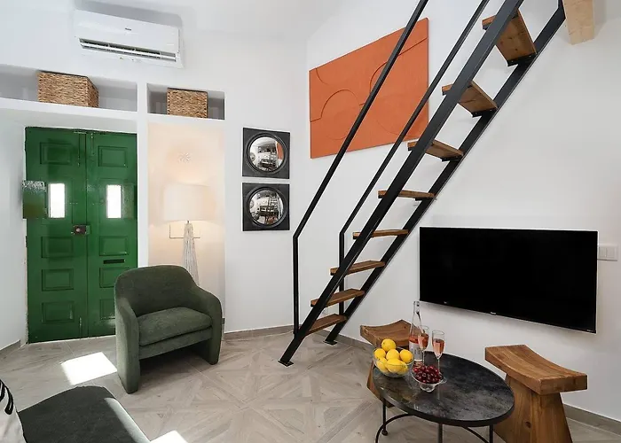 Semesterbostad Tiny Historic Quarter By Promenade Pier